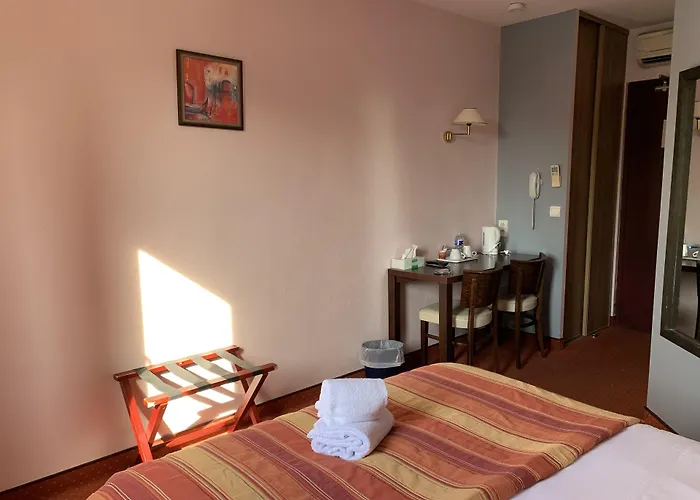 ホテル De Gaujac 3*